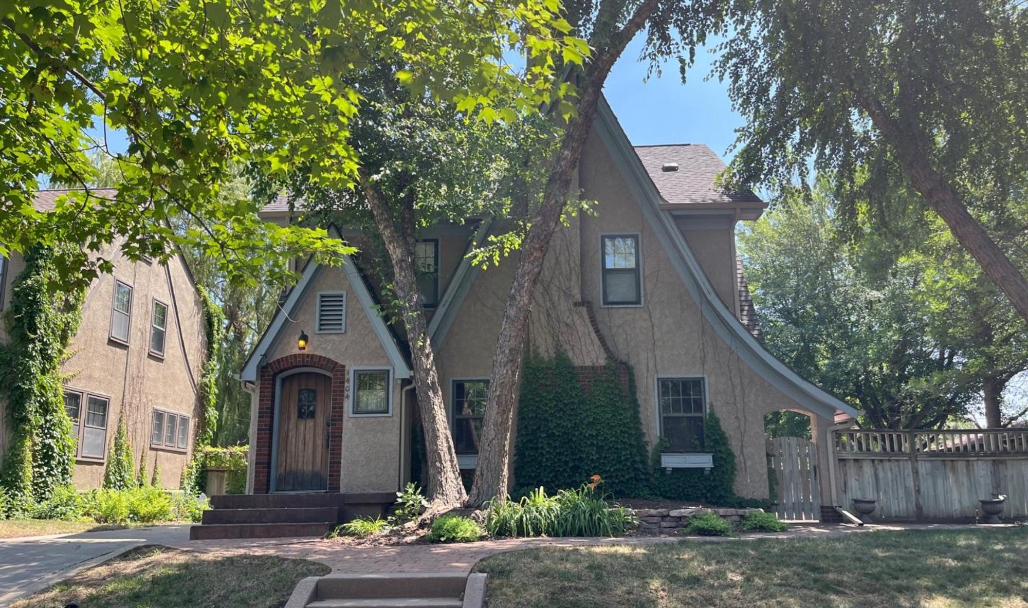 Historic Twin Tudors Inn At Mc Kennan Park Kp1404 Sioux Falls Exterior photo